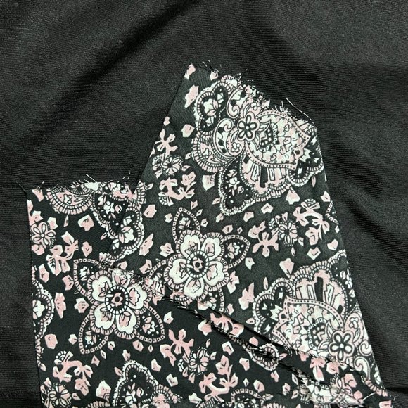 [NWOT] Chic Printed Black Sleeveless Top with attachable sleeves. - Picture 4 of 6